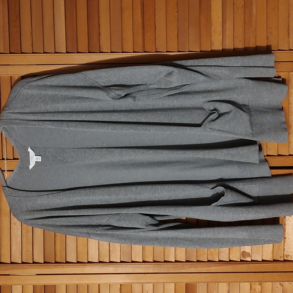 Long sleeve sweater w/pockets.